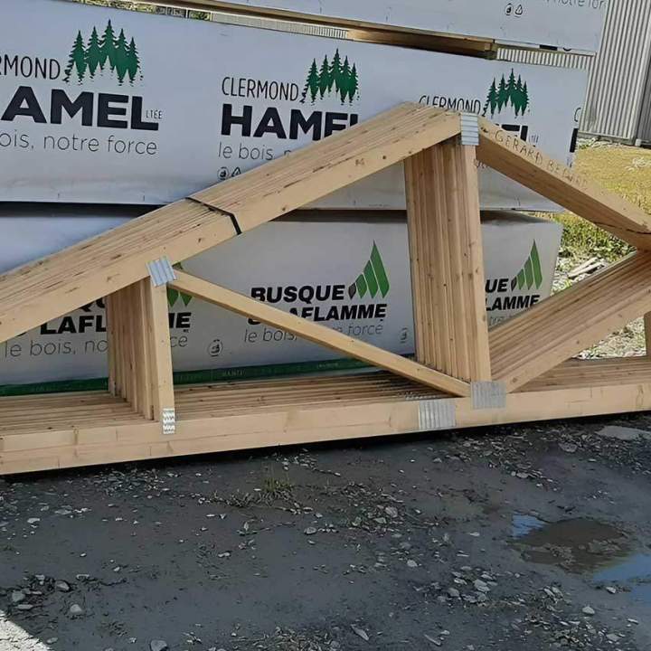 Construction de structures robustes pour une toiture fiable et résistante.